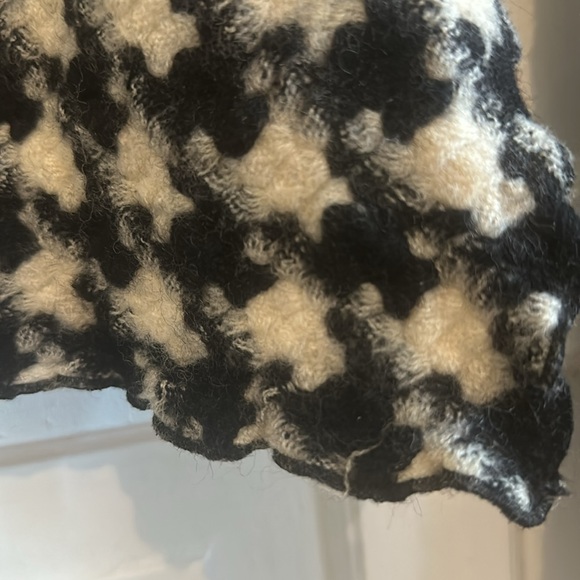 Scarf (believe it’s wool) - Picture 10 of 13